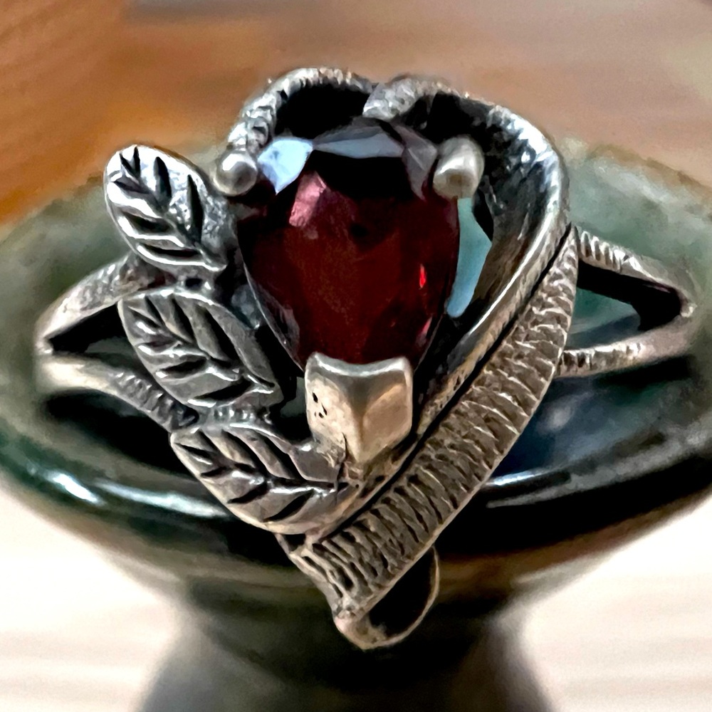 🍂Pewter Garnet Ring w/ Leaf Detail